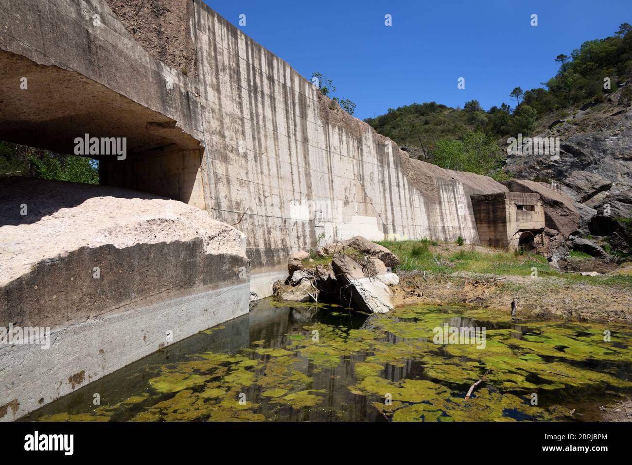 Ruined Barrage or Dam of Malpasset on River Reyran which Collapsed in the Dam Disaster of 1959 Killing 423 People Frejus Var Provence France Stock Photo