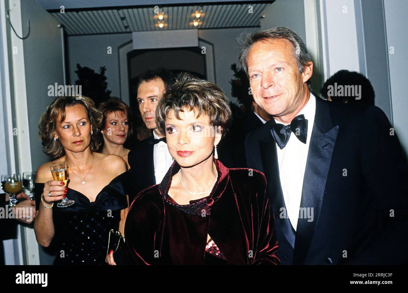 Goldene Kamera 1989, Verleihung am 10. Februar 1990 in Berlin, Preisträgerin Uschi Glas als beliebteste Seriendarstellerin, hier mit Ehemann Bernd Tewaag, hinten: Franz Beckenbauer mit Ehefrau Sybille. Stock Photo