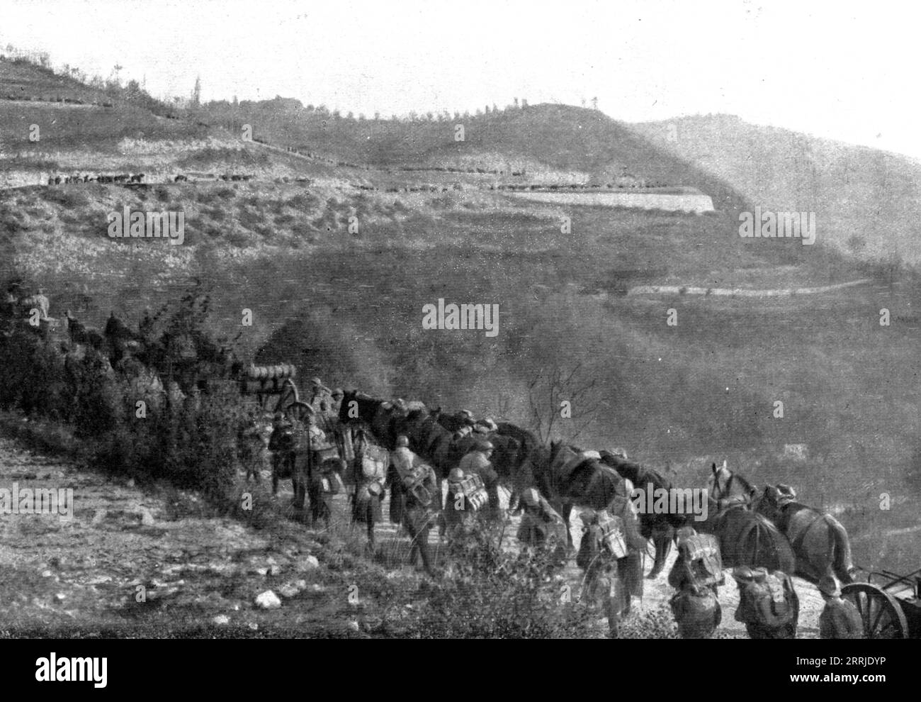 The Italians turn things around; French aid: crossing a pass, on a newly constructed strategic road, by a double column of artillery and Alpine chasseurs', 1917. From &quot;L'Album de la Guerre 1914-1919, Volume 2&quot; [ L'Illustration, Paris, 1924]. Stock Photo