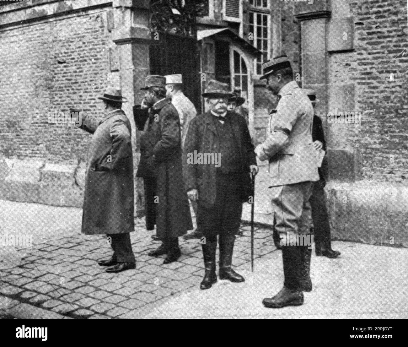Lhomme Enchaine Hi res Stock Photography And Images Alamy lhomme-enchaine-hi-res-stock-photography-and-images-alamy