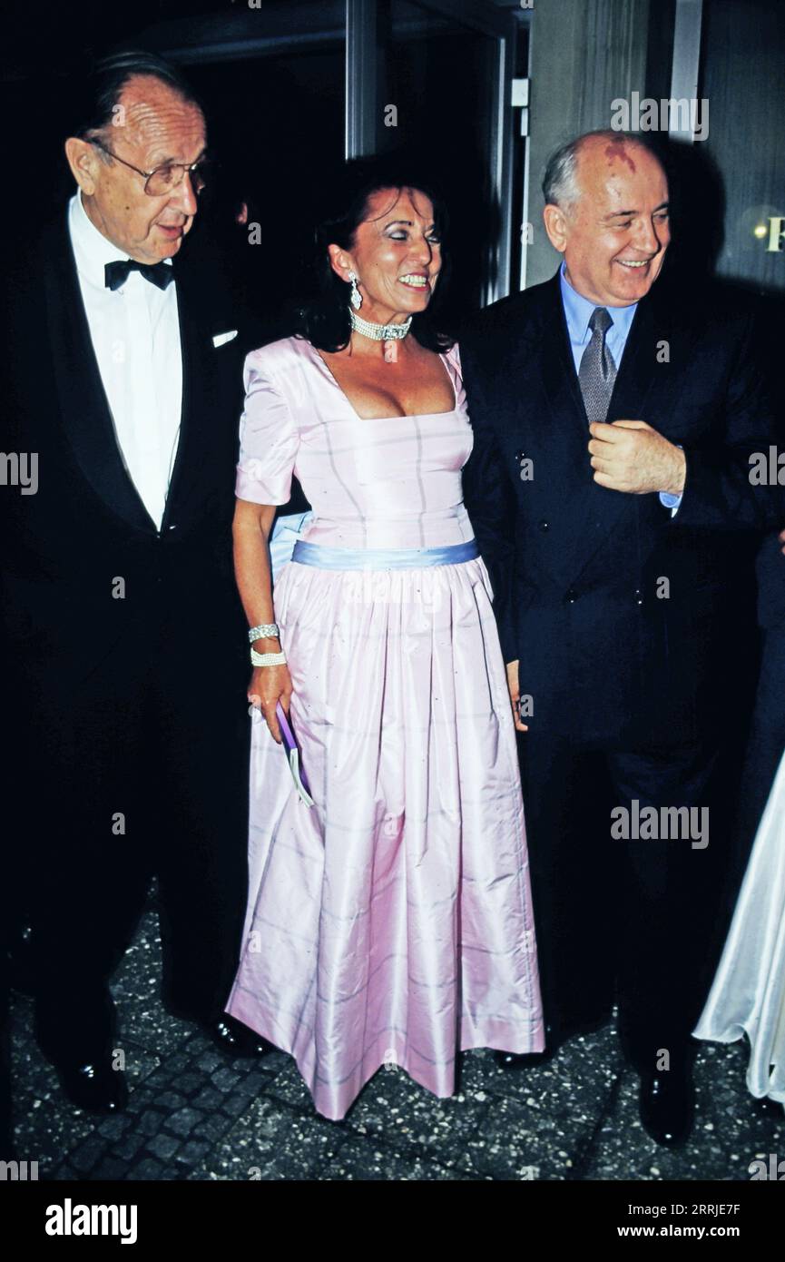 Bundesaußenminister Hans-Dietrich Genscher, Unternehmerin Regine Sixt und der sowjetische Staats- und Parteichef Michail Gorbatschow beim Staatsbesuch in Bonn, 1989. Stock Photo