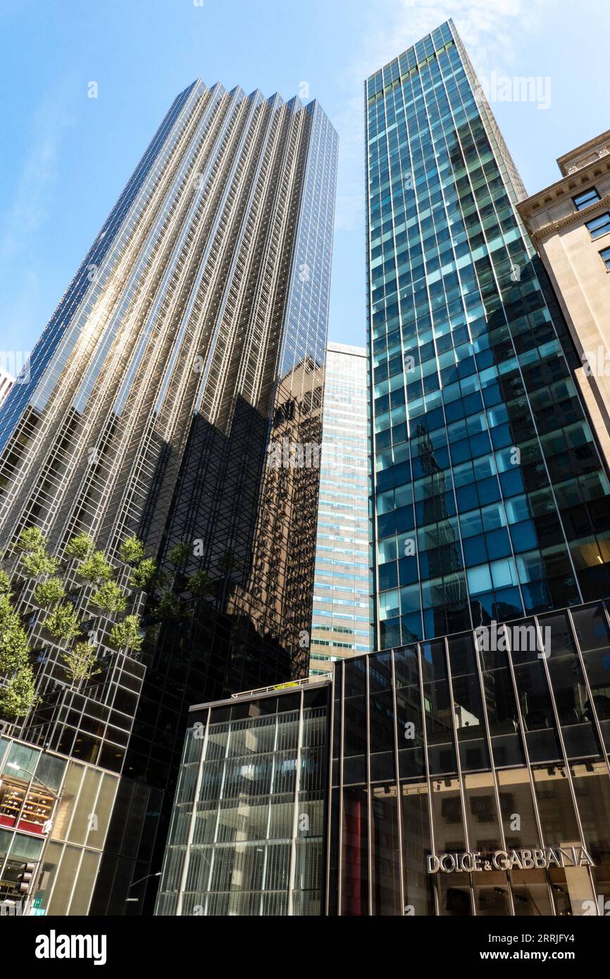 Contrasting architecture on Fifth Avenue in Midtown Manhattan, New York City, USA  2023 Stock Photo