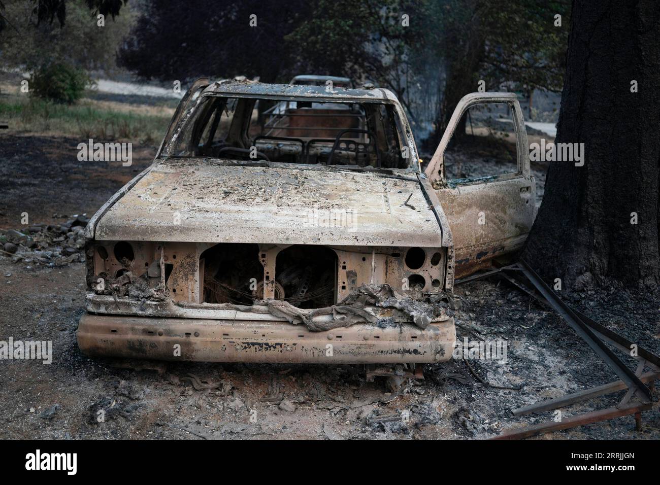 220726 -- MARIPOSA, July 26, 2022 -- Photo taken on July 25, 2022 shows a vehicle burned in a wildfire in Mariposa County in central California, the United States. Driven by hot, dry weather and drought conditions, the blaze began on Friday afternoon in Mariposa County in central California. It rapidly grows to be one of the largest wildfires in the state so far this year. Photo by /Xinhua U.S.-CALIFORNIA-WILDFIRE LixJianguo PUBLICATIONxNOTxINxCHN Stock Photo