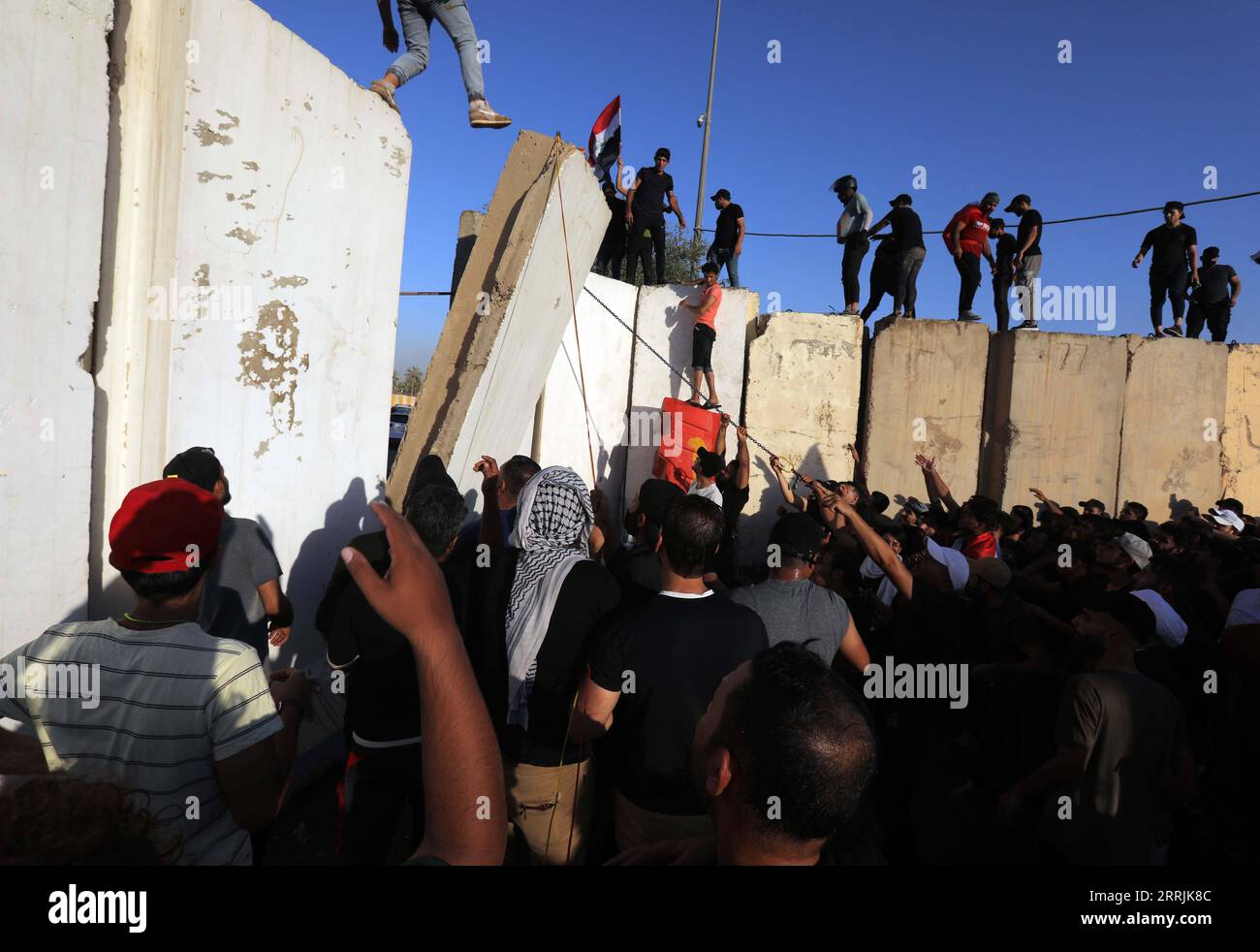 Bilder des Jahres 2022, News 07 Juli News Themen der Woche KW 30 News Bilder des Tages 220728 -- BAGHDAD, July 28, 2022 -- Followers of Shiite cleric Moqtada al-Sadr try to break into the heavily fortified Green Zone in Baghdad, Iraq, July 27, 2022. Hundreds of followers of Shiite cleric Moqtada al-Sadr on Wednesday broke into the Iraqi parliament building in central Baghdad to protest against the nomination of Mohammed Shia al-Sudani for the post of prime minister. The protest came two days after the Coordination Framework, an umbrella group of Shiite parliamentary parties, nominated Mohammed Stock Photo
