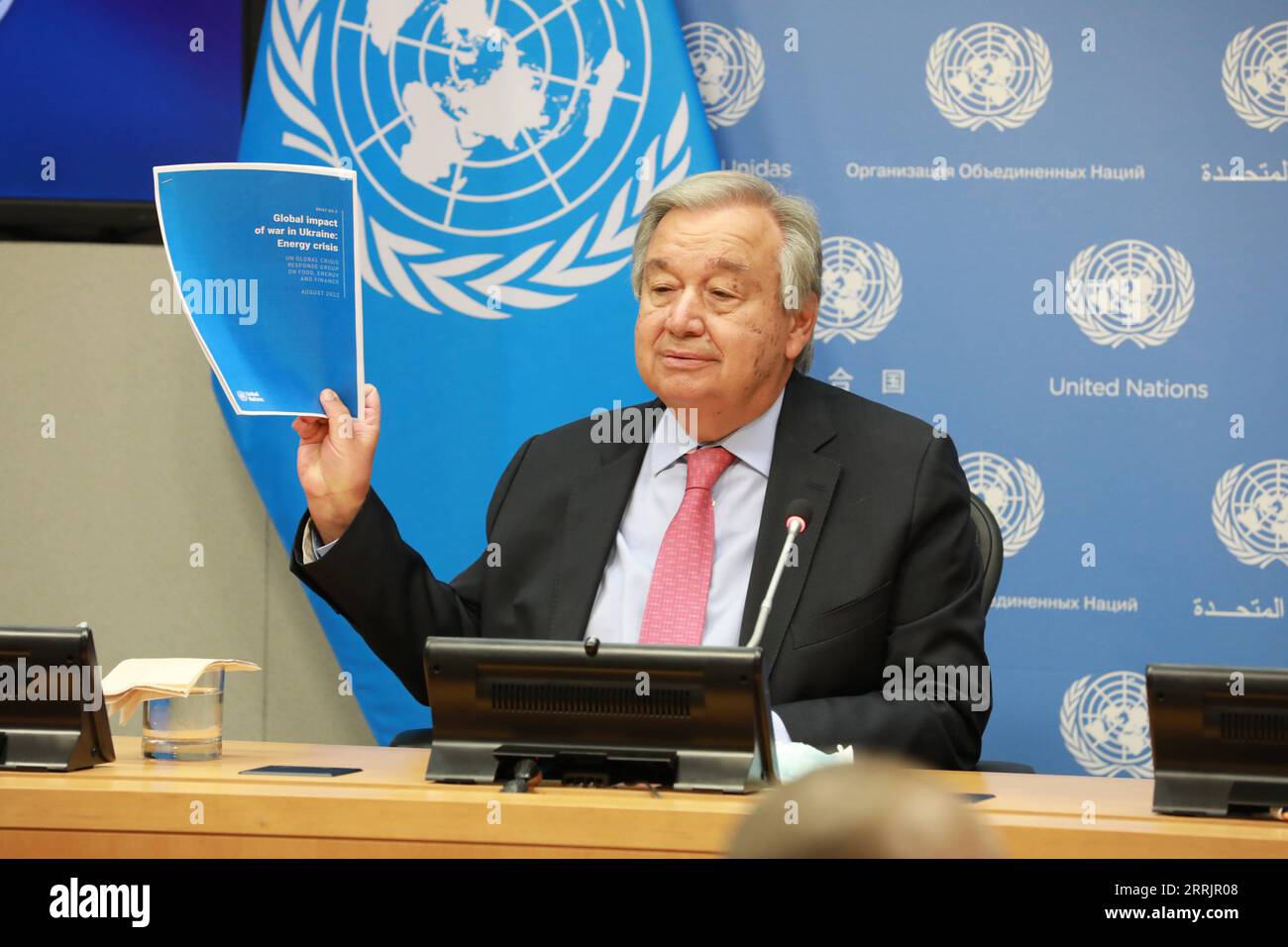220803 -- UNITED NATIONS, Aug. 3, 2022 -- UN Secretary-General Antonio Guterres shows the third report of his Global Crisis Response Group on Food, Energy and Finance over the Ukraine conflict at the UN headquarters in New York, on Aug. 3, 2022. Guterres on Wednesday called for taxation on windfall profits of oil and gas companies to ease the impact of the energy crisis on the most vulnerable people.  UN-GUTERRES-GLOBAL CRISIS RESPONSE GROUP-REPORT-LAUNCH XiexE PUBLICATIONxNOTxINxCHN Stock Photo