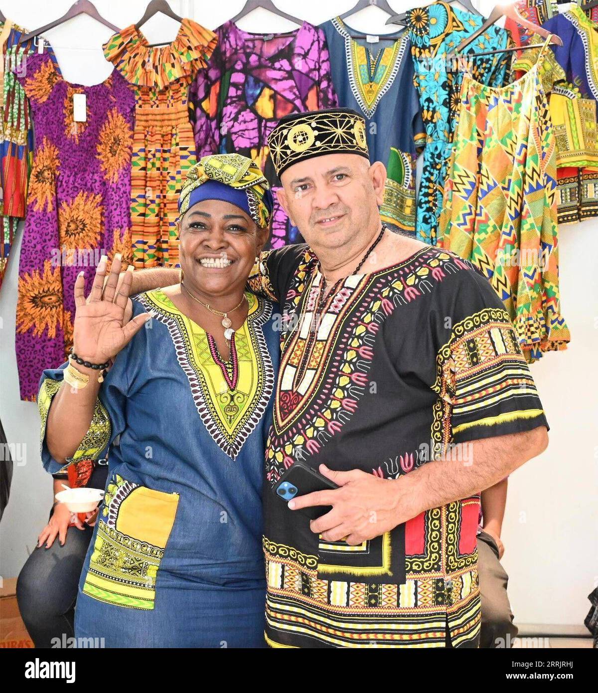 220807 -- MANAGUA, Aug. 7, 2022 -- An exhibitor L and a customer pose