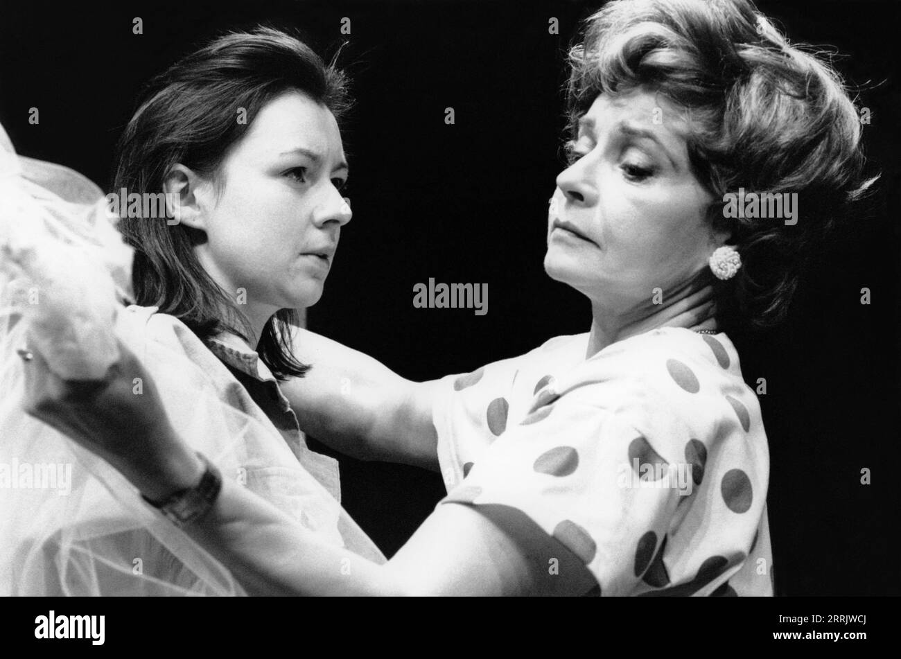 l-r: Julia Ford (Alison Corliss), Prunella Scales (Iris Corliss) in SOME SINGING BLOOD by Heidi Thomas at the Theatre Upstairs, Royal Court Theatre, London SW1  27/03/1992  design: Fotini Dimou  lighting: Stephen Watson  director: Jules Wright Stock Photo