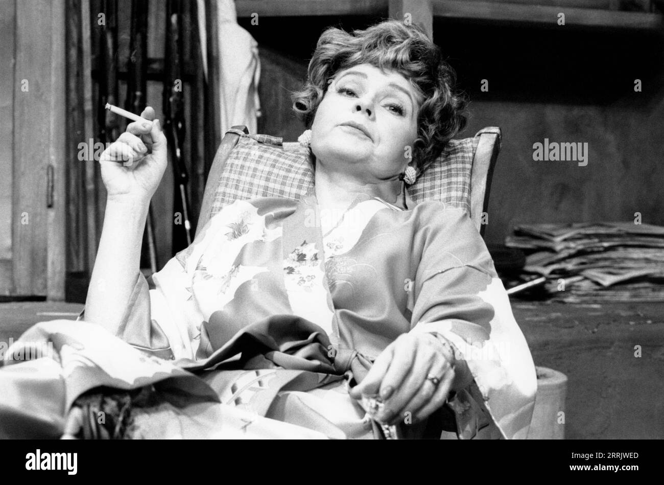 Prunella Scales (Iris Corliss) in SOME SINGING BLOOD by Heidi Thomas at the Theatre Upstairs, Royal Court Theatre, London SW1  27/03/1992  design: Fontini Dimou  lighting: Stephen Watson  director: Jules Wright Stock Photo