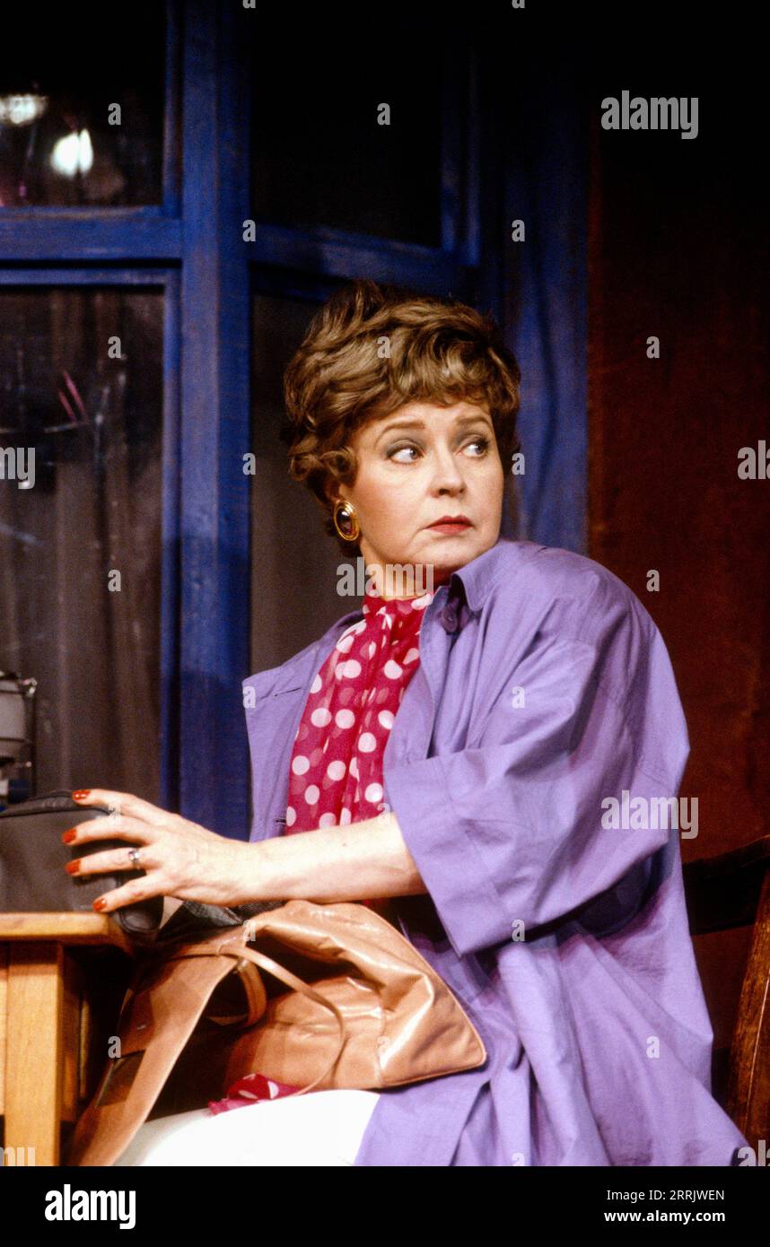 Prunella Scales (Iris Corliss) in SOME SINGING BLOOD by Heidi Thomas at the Theatre Upstairs, Royal Court Theatre, London SW1  27/03/1992  design: Fotini Dimou  lighting: Stephen Watson  director: Jules Wright Stock Photo