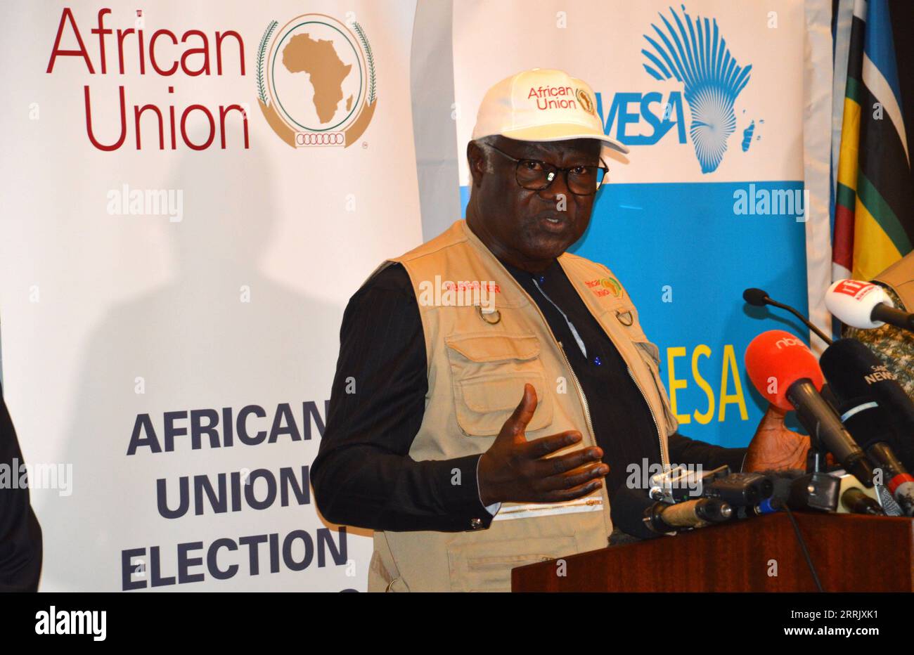 220812 -- NAIROBI, Aug. 12, 2022 -- Ernest Bai Koroma, the head of the AU-COMESA Election Observer Mission and former president of Sierra Leone, speaks during a press briefing in Nairobi, Kenya, Aug. 11, 2022. Kenya s general elections, held Tuesday to choose the fifth president, county governors, senators and members of the National Assembly, were largely peaceful, free and fair, pan-African blocs said Thursday. TO GO WITH African observers laud Kenya for holding free, fair elections Photo by /Xinhua KENYA-NAIROBI-GENERAL ELECTIONS-AFRICAN OBSERVER CharlesxOnyango PUBLICATIONxNOTxINxCHN Stock Photo