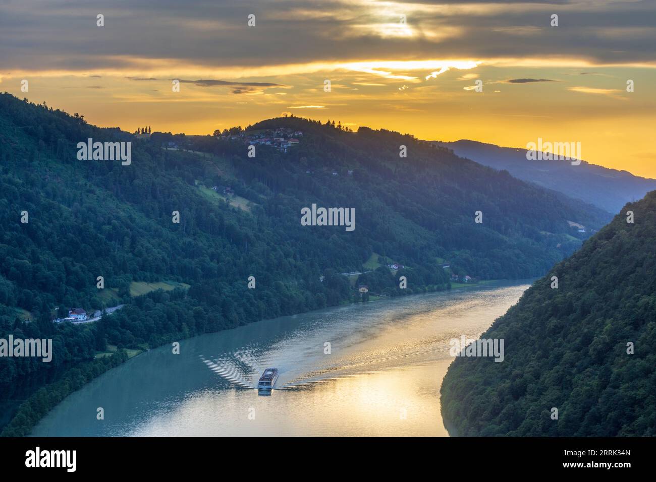 Haibach ob der Donau, bend of river Danube 'Schlögener Schlinge' in hamlet Schlögen, cruise ship, sunset in Hausruckviertel, Upper Austria, Austria Stock Photo