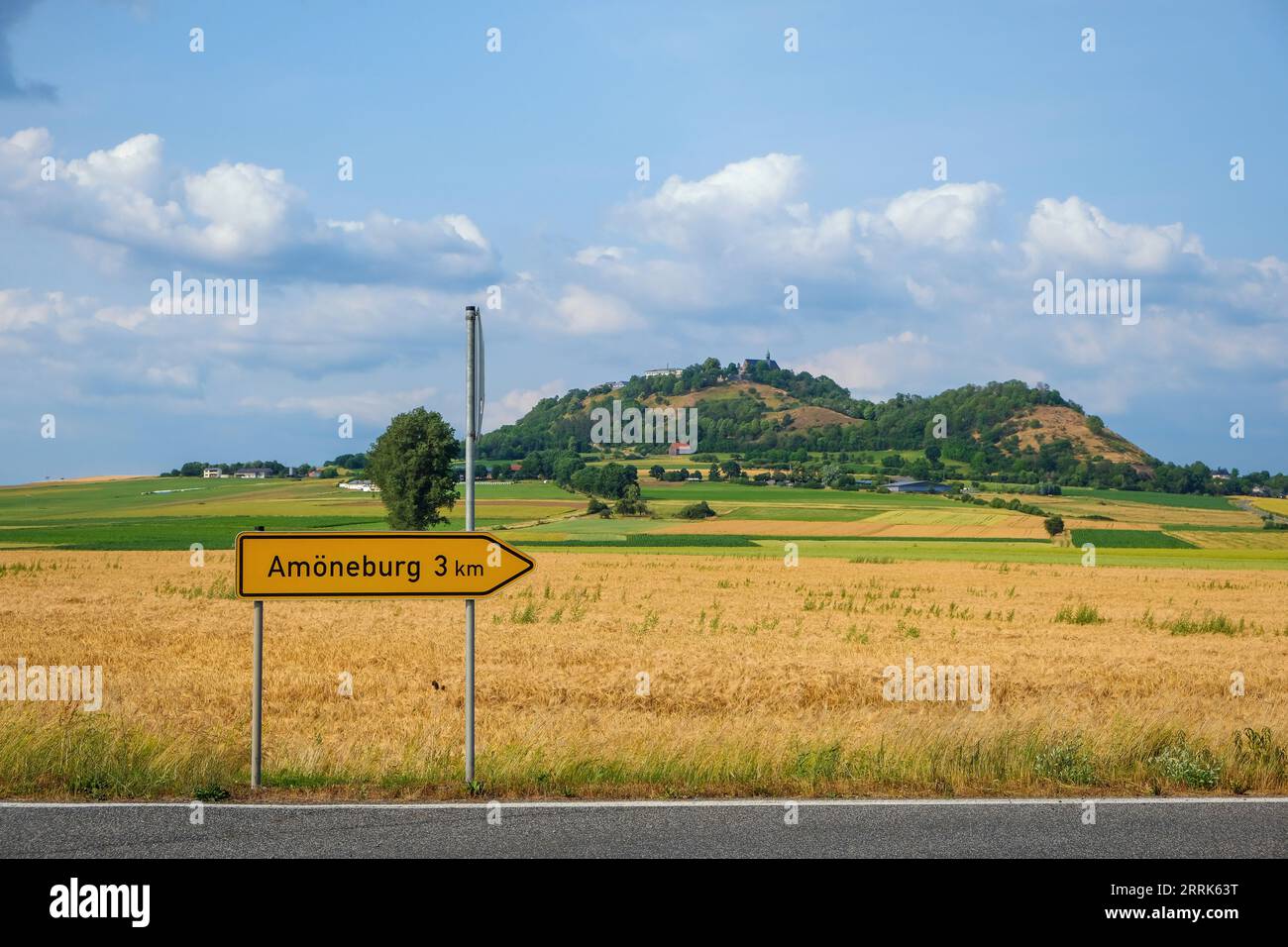 Amöneburg, Hesse, Germany - Country road to Amöneburg. Amöneburg is a small town in the central Hessian district of Marburg-Biedenkopf. It is located on the 365 m high mountain Amöneburg with the castle Amöneburg at the top. Stock Photo