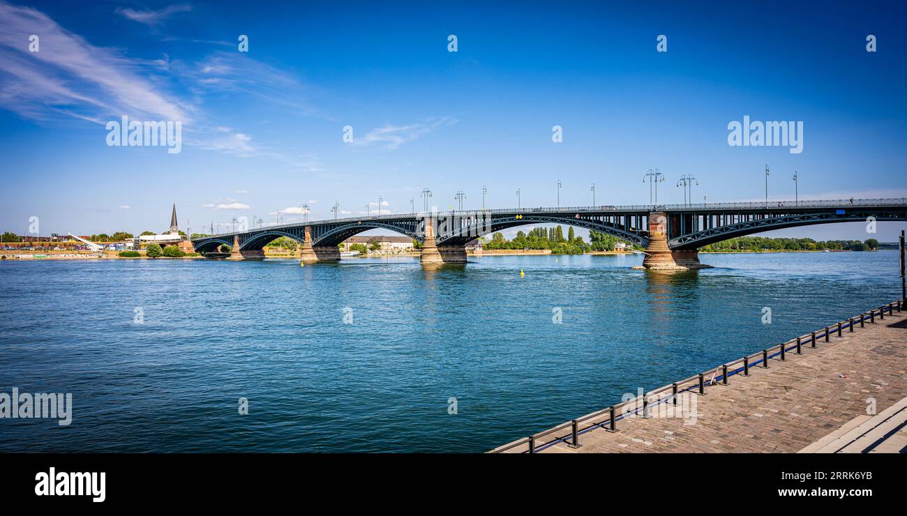 Theodor Heuss Bridge over the Rhine between Wiesbaden and Mainz, a steel arch structure for the federal highway 40, Stock Photo