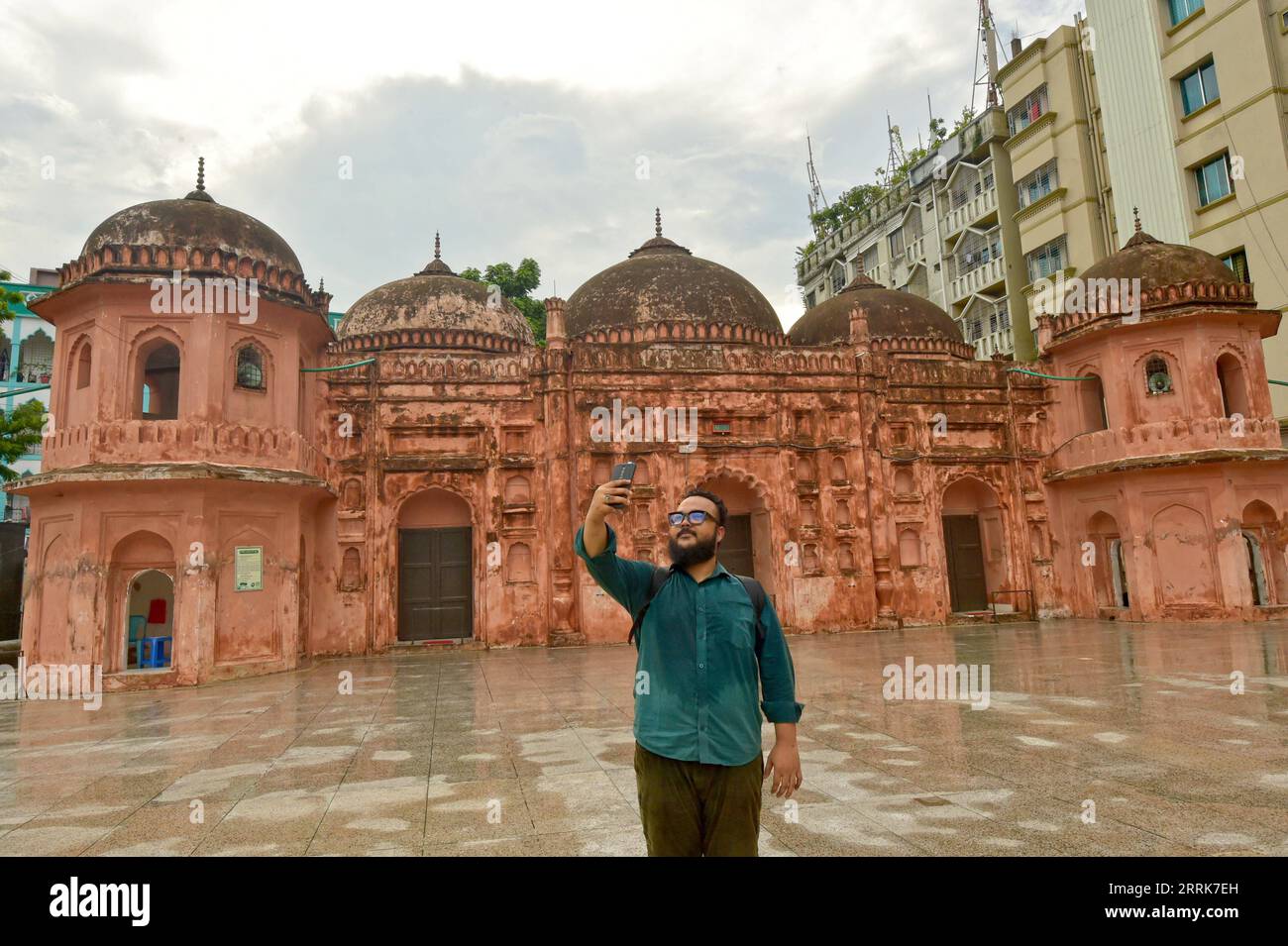 220823 DHAKA, Aug. 23, 2022 A man takes selfies in front of the