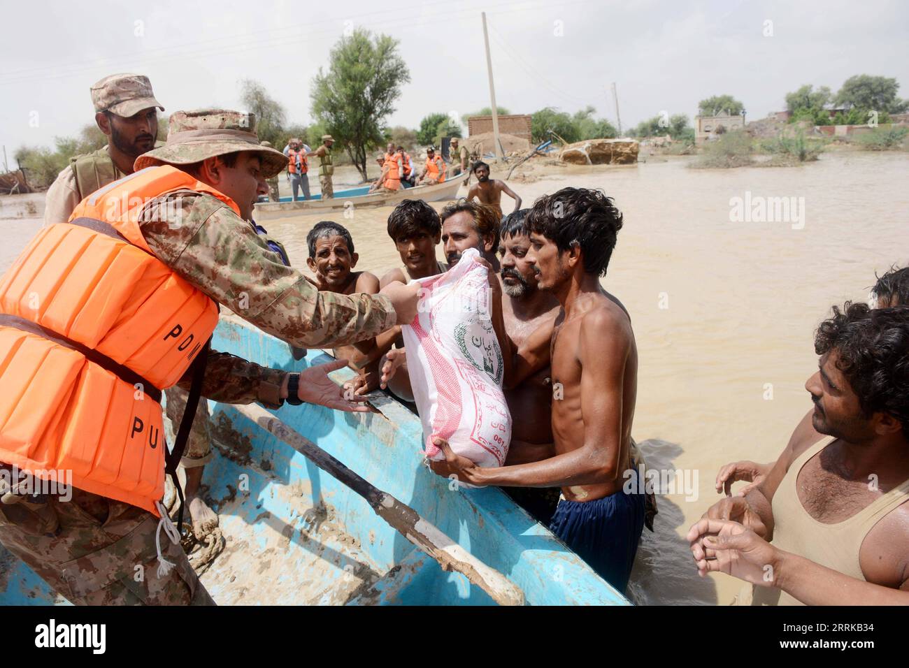 220828 -- RAJANPUR, Aug. 28, 2022 -- Pakistani soldiers distribute ...