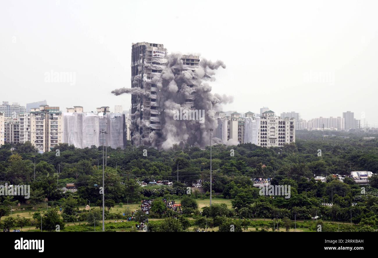 News Themen der Woche KW34 News Bilder des Tages 220828 -- NOIDA, Aug. 28, 2022 -- The Supertech twin towers are demolished by controlled explosion in Noida, India, Aug. 28, 2022. Photo by /Xinhua INDIA-NOIDA-TWIN TOWERS-DEMOLITION ParthaxSarkar PUBLICATIONxNOTxINxCHN Stock Photo