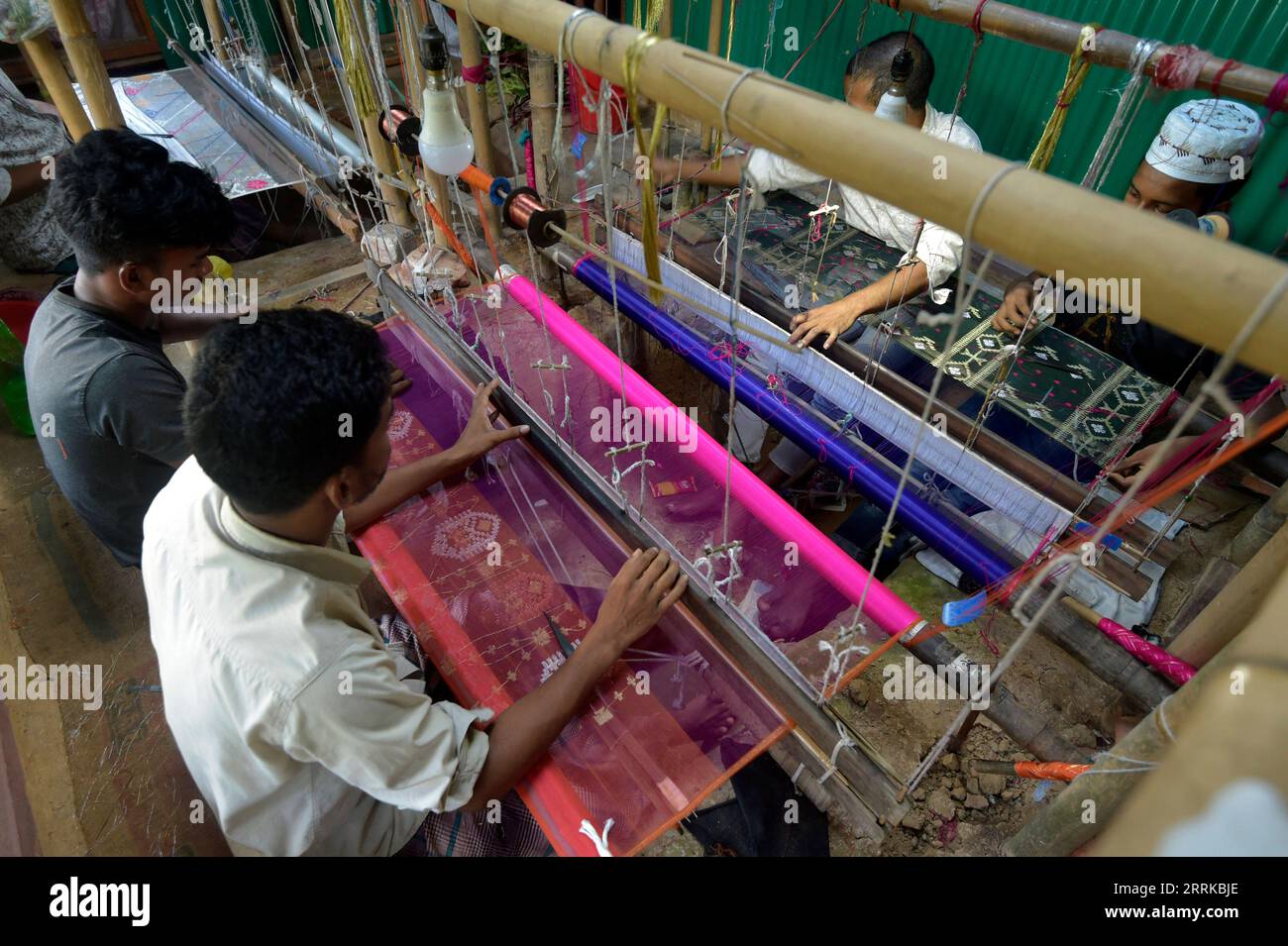 220830 -- NARAYANGANJ, Aug. 30, 2022 -- Weavers make the Jamdani saree on looms in Narayanganj, Bangladesh, Aug. 24, 2022. TO GO WITH Feature: Reviving past glory of Bangladeshi Jamdani with China-made materials BANGLADESH-NARAYANGANJ-BANGLADESHI JAMDANI-CHINA-MADE MATERIALS Salim PUBLICATIONxNOTxINxCHN Stock Photo