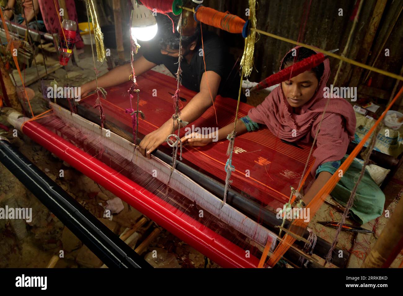 220830 -- NARAYANGANJ, Aug. 30, 2022 -- Weavers make the Jamdani saree on a loom in Narayanganj, Bangladesh, Aug. 24, 2022. TO GO WITH Feature: Reviving past glory of Bangladeshi Jamdani with China-made materials BANGLADESH-NARAYANGANJ-BANGLADESHI JAMDANI-CHINA-MADE MATERIALS Salim PUBLICATIONxNOTxINxCHN Stock Photo