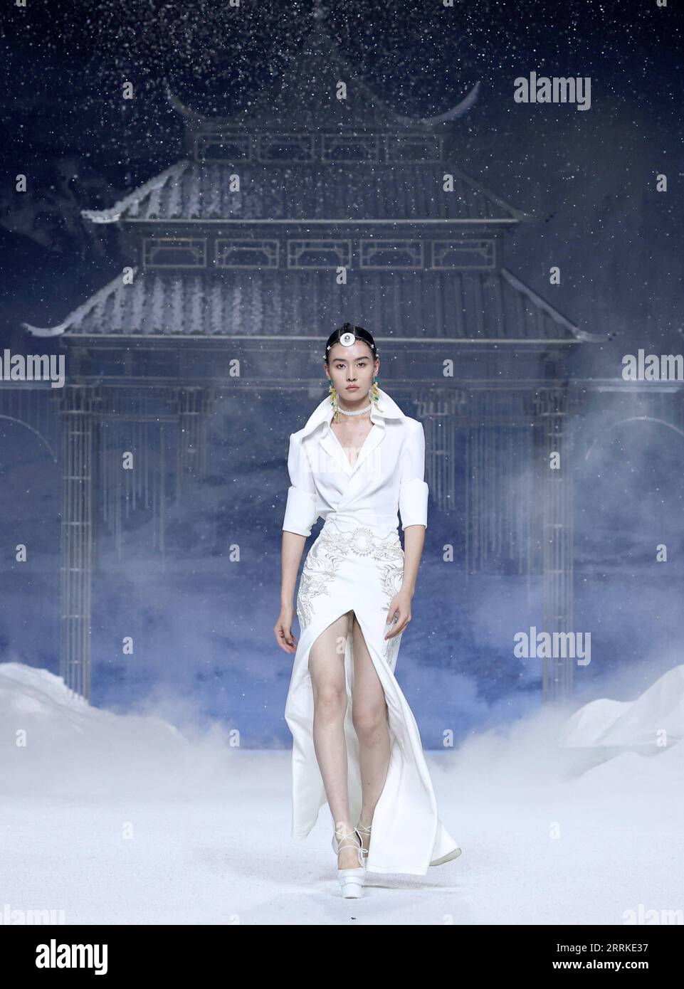 220904 -- BEIJING, Sept. 4, 2022 -- A model presents a creation by designer Xiong Ying during the opening fashion show of China Fashion Week S/S 2023 in Beijing, capital of China, Sept. 4, 2022. The fashion week kicked off here on Sunday.  CHINA-BEIJING-FASHION WEEK CN ChenxJianli PUBLICATIONxNOTxINxCHN Stock Photo