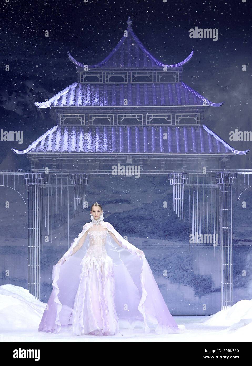 220904 -- BEIJING, Sept. 4, 2022 -- A model presents a creation by designer Xiong Ying during the opening fashion show of China Fashion Week S/S 2023 in Beijing, capital of China, Sept. 4, 2022. The fashion week kicked off here on Sunday.  CHINA-BEIJING-FASHION WEEK CN ChenxJianli PUBLICATIONxNOTxINxCHN Stock Photo
