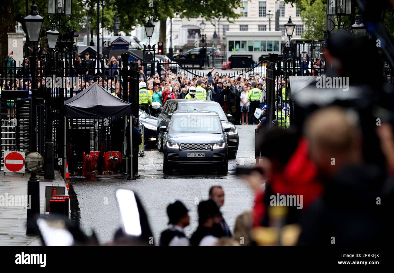 220907 -- LONDON, Sept. 7, 2022 -- Britain s new Prime Minister Liz Truss arrives at 10 Downing Street for delivering her first address to the nation, in London, Britain, on Sept. 6, 2022. Liz Truss said on Tuesday that she will prioritize economic growth, tackling the energy crisis and improving access to the health service.  BRITAIN-LONDON-NEW PM-LIZ TRUSS LixYing PUBLICATIONxNOTxINxCHN Stock Photo