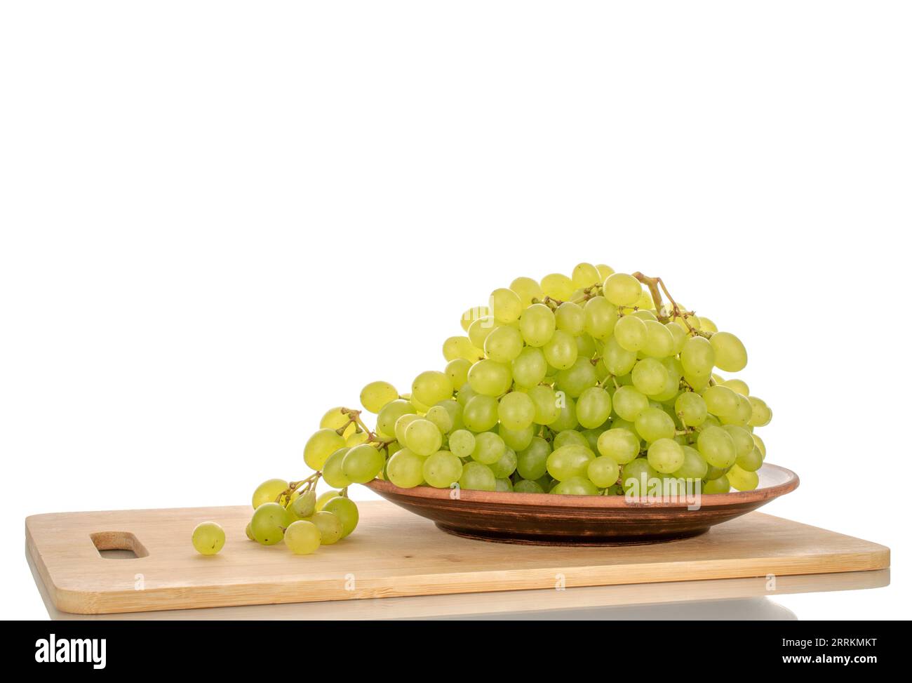 https://c8.alamy.com/comp/2RRKMKT/sweet-organic-grapes-with-clay-plate-on-bamboo-kitchen-board-macro-isolated-on-white-background-2RRKMKT.jpg