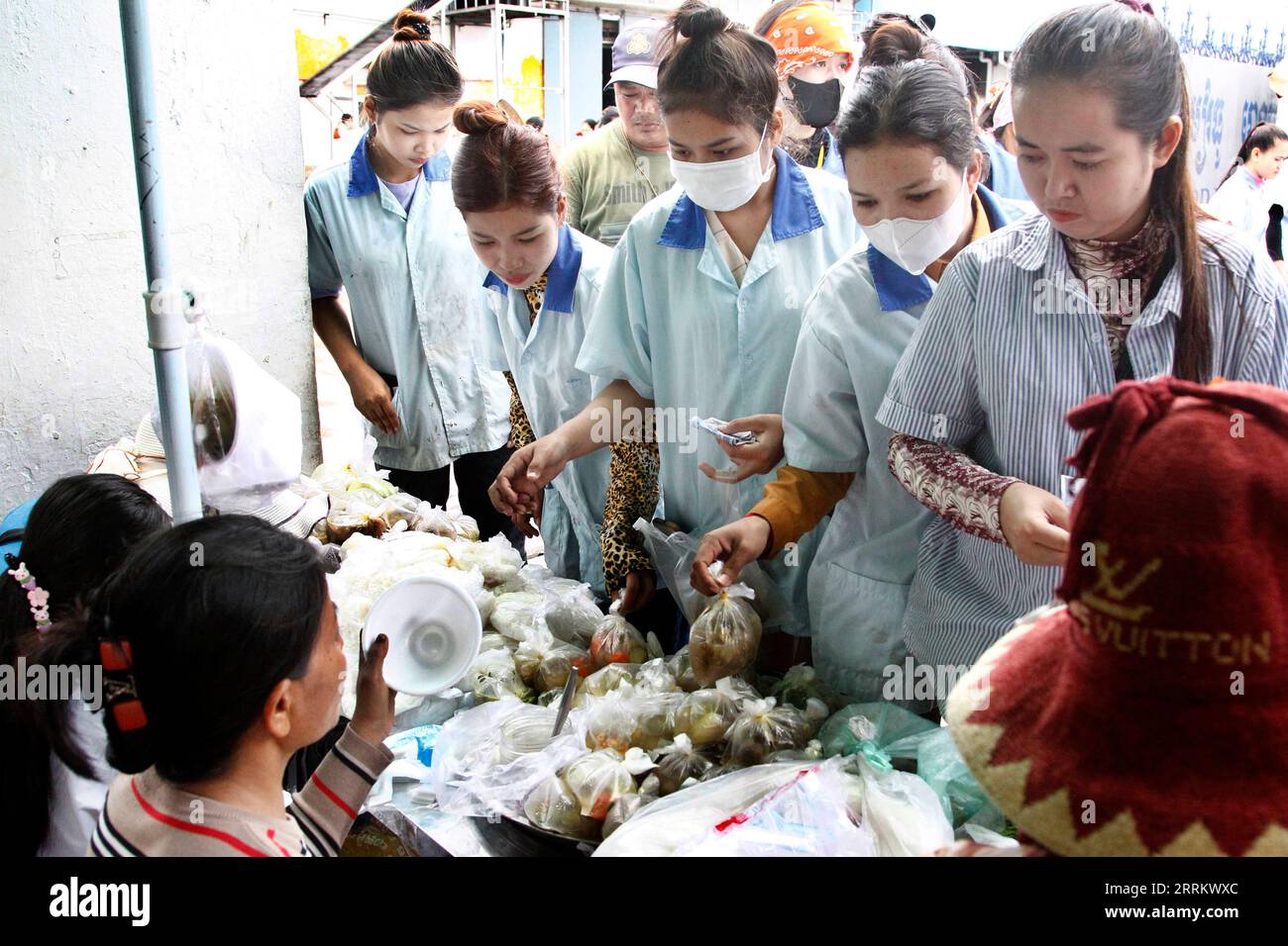220921-phnom-penh-sept-21-2022-garment-factory-workers-buy