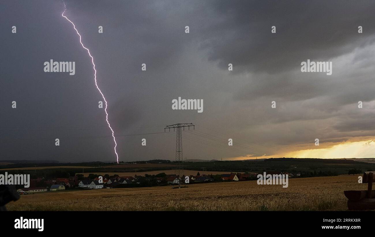 Lightning strike hi-res stock photography and images - Alamy