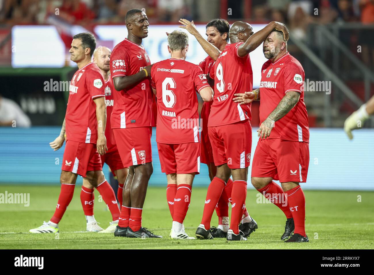 ENSCHEDE - Wout Brama amidst Douglas, Bryan Ruiz, Blaise Nkufo, Theo Janssen (l-r) during Wout Brama's farewell match in De Grolsch Veste. Brama played fifteen seasons and almost four hundred matches in the shirt of FC Twente. For this occasion, a lot of players from his career returned to play a match with and against him. ANP VINCENT JANNINK netherlands out - belgium out Stock Photo