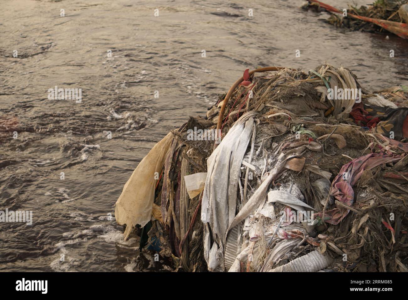 Garbage dumping in india near water hi-res stock photography and images ...