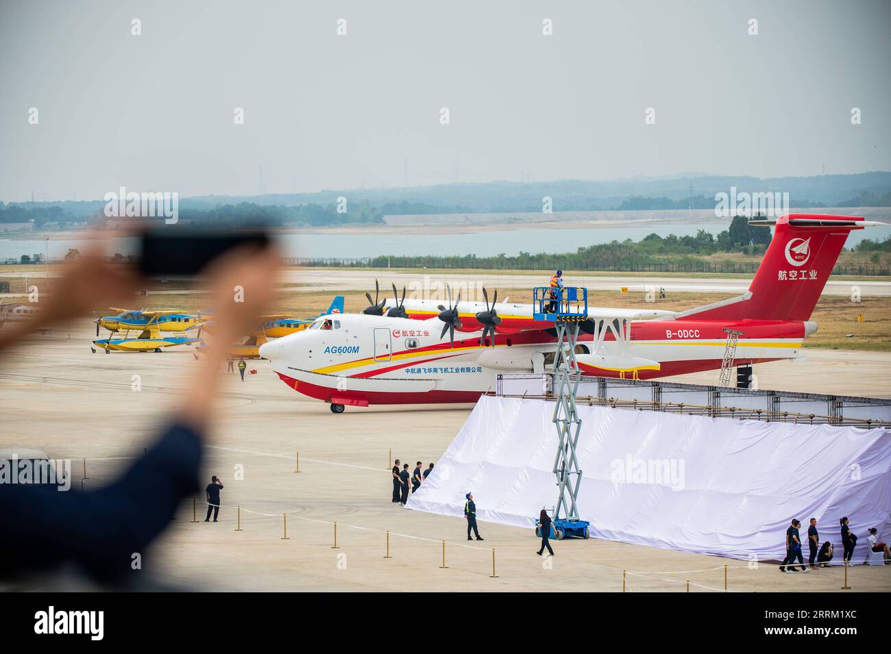 220927 -- JINGMEN, Sept. 27, 2022 -- A visitor takes picture of an AG600M firefighting aircraft in Jingmen, central China s Hubei Province, Sept. 27, 2022. Codenamed Kunlong, the AG600 large amphibious aircraft family is seen as key aeronautical equipment for China s emergency-rescue system. It was developed by the Aviation Industry Corporation of China AVIC, the country s leading plane-maker, to meet the needs of firefighting and marine-rescue missions, as well as other critical emergency-rescue operations.  CHINA-HUBEI-KUNLONG-FIREFIGHTING AIRCRAFT-TESTS CN WuxZhizun PUBLICATIONxNOTxINxCHN Stock Photo