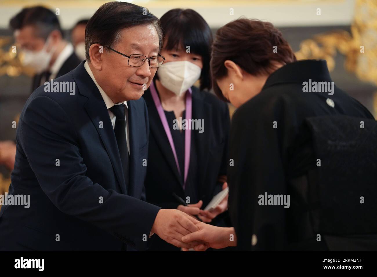 220928 -- TOKYO, Sept. 28, 2022 -- Wan Gang L, representative of the Chinese government and vice chairman of the National Committee of the Chinese People s Political Consultative Conference, shakes hands with former Japanese Prime Minister Shinzo Abe s wife Akie Abe during the appreciation ceremony hosted by the Japanese government and Abe s family in Tokyo, Japan, Sept. 27, 2022.  JAPAN-TOKYO-ABE S FUNERAL ZhangxXiaoyu PUBLICATIONxNOTxINxCHN Stock Photo