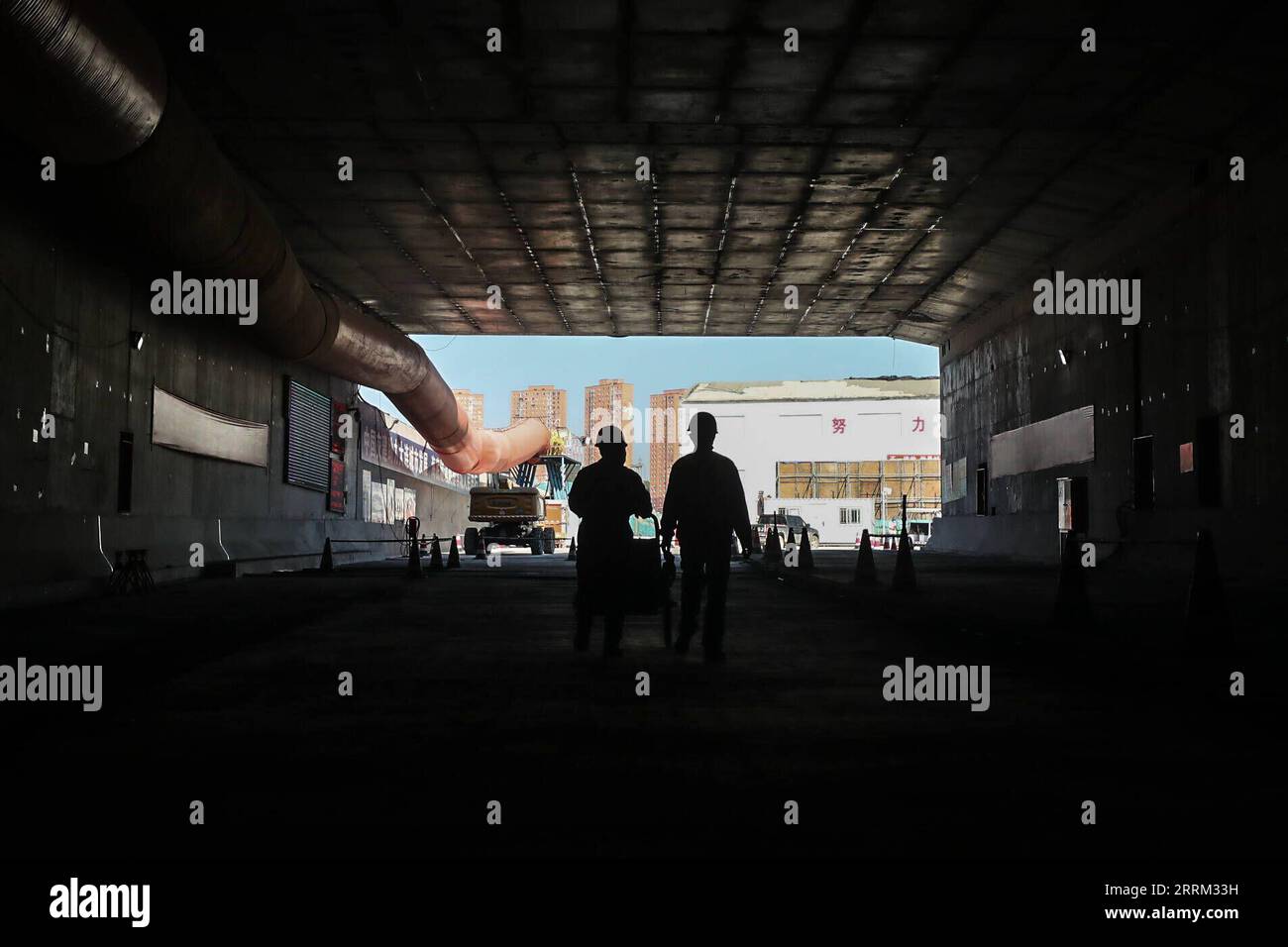 220929 DALIAN, Sept. 29, 2022 Workers work at the construction