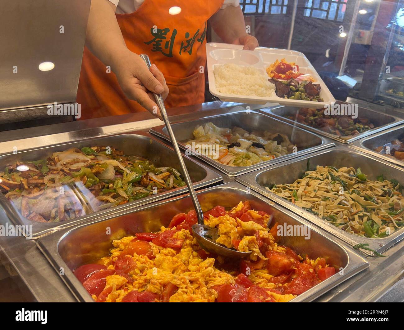 221005 HEFEI, Oct. 5, 2022 A staff member serves meals for senior