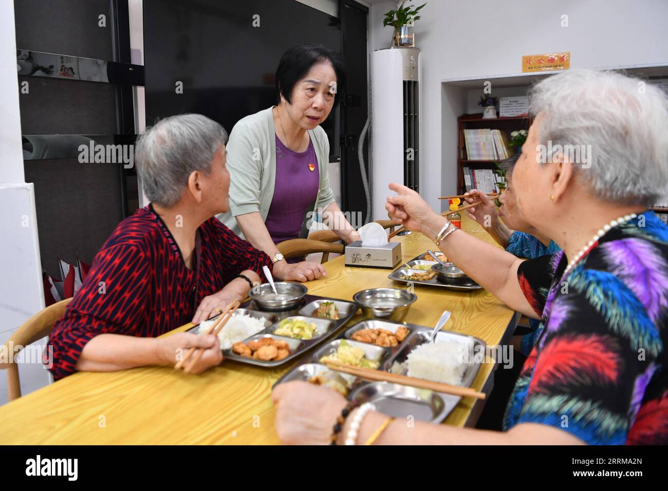 221009 -- FUZHOU, Oct. 9, 2022 -- Party chief of the Junmen Community Lin Dan 2nd L talks with senior residents at a community canteen at Junmen Community in Fuzhou, southeast China s Fujian Province, Sept. 9, 2022. TO GO WITH Profile: 74-yr-old CPC member dedicated to community service  CHINA-FUJIAN-FUZHOU-COMMUNITY WORKER CN JiangxKehong PUBLICATIONxNOTxINxCHN Stock Photo