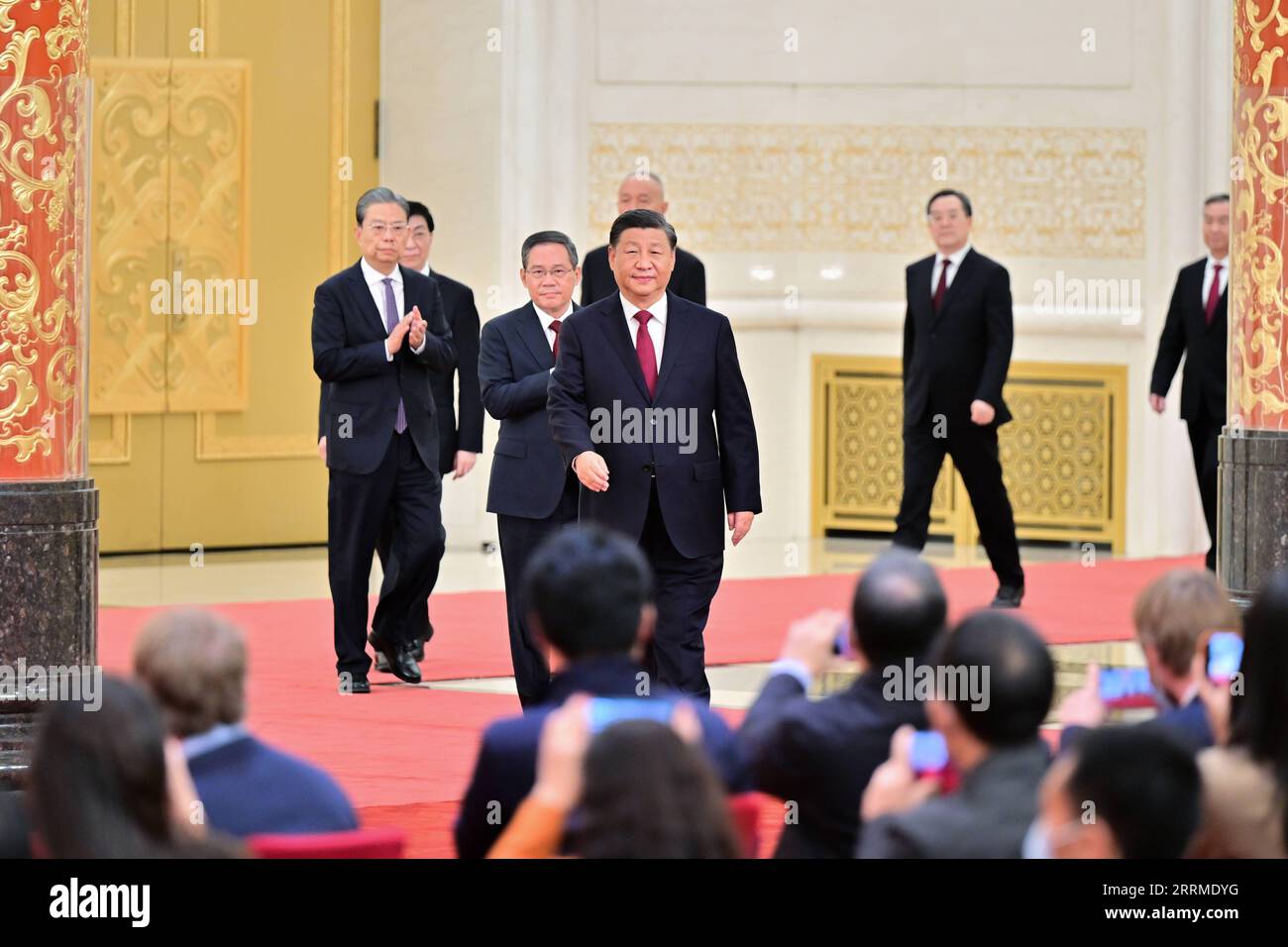 221023 -- BEIJING, Oct. 23, 2022 -- Xi Jinping, general secretary of the Communist Party of China CPC Central Committee, and the other newly elected members of the Standing Committee of the Political Bureau of the 20th CPC Central Committee Li Qiang, Zhao Leji, Wang Huning, Cai Qi, Ding Xuexiang and Li Xi arrive to meet the press at the Great Hall of the People in Beijing, capital of China, Oct. 23, 2022.  CHINA-BEIJING-NEW CPC CENTRAL LEADERSHIP-PRESS CN YuexYuewei PUBLICATIONxNOTxINxCHN Stock Photo