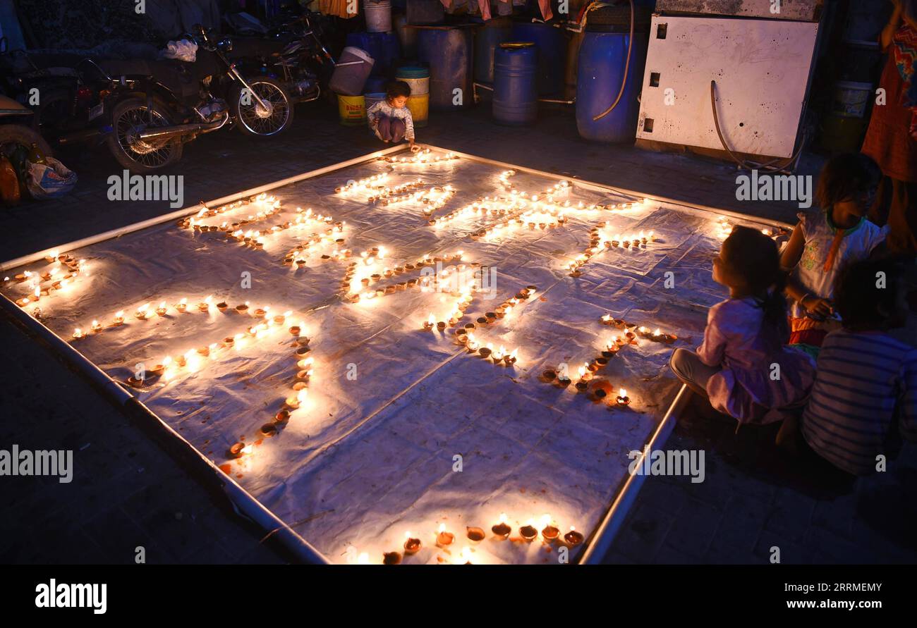221025 KARACHI, Oct. 25, 2022 Oil lamps are decorated to