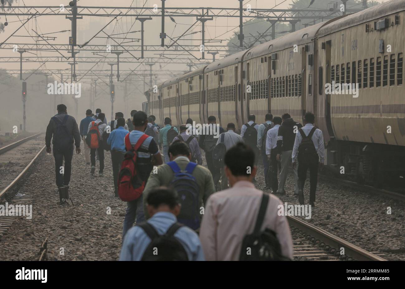 221105 -- NEW DELHI, Nov. 5, 2022 -- People walk on a railway track amid thick smog in New Delhi, India, Nov. 5, 2022.  INDIA-NEW DELHI-AIR POLLUTION-SMOG JavedxDar PUBLICATIONxNOTxINxCHN Stock Photo
