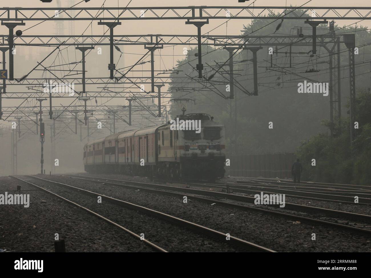 221105 -- NEW DELHI, Nov. 5, 2022 -- A train arrives at a station amid thick smog in New Delhi, India, Nov. 5, 2022.  INDIA-NEW DELHI-AIR POLLUTION-SMOG JavedxDar PUBLICATIONxNOTxINxCHN Stock Photo