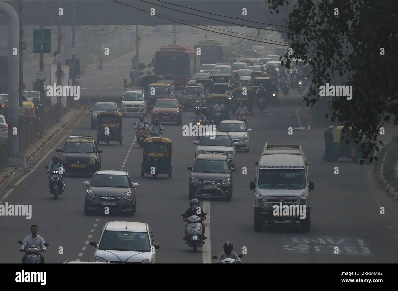 221105 -- NEW DELHI, Nov. 5, 2022 -- Vehicles and motorcycles move on a road amid thick smog in New Delhi, India, Nov. 5, 2022.  INDIA-NEW DELHI-AIR POLLUTION-SMOG JavedxDar PUBLICATIONxNOTxINxCHN Stock Photo