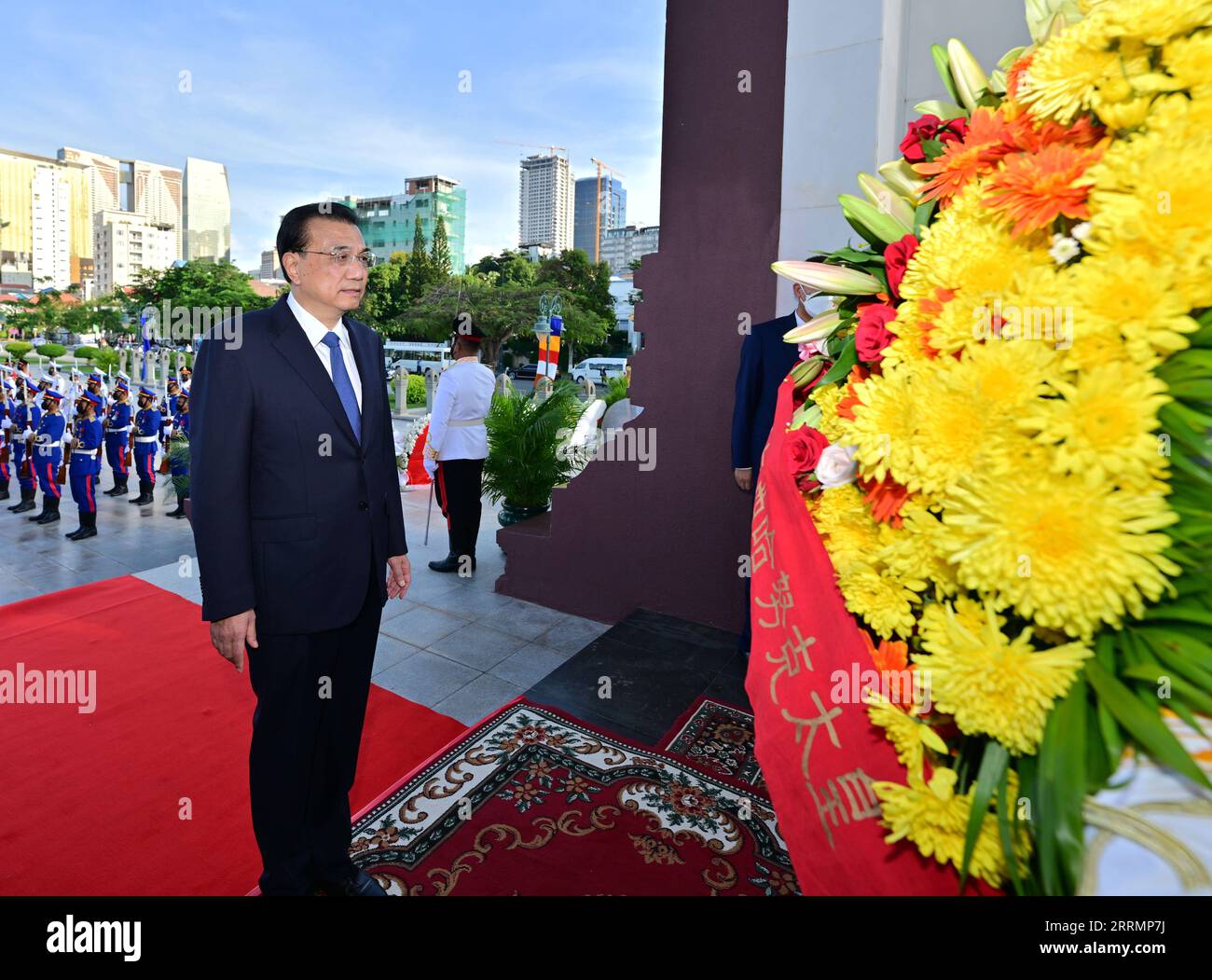 221109 -- PHNOM PENH, Nov. 9, 2022 -- Chinese Premier Li Keqiang lays a wreath at the Statue of King Father Norodom Sihanouk before meeting with Cambodian Prime Minister Samdech Techo Hun Sen at the Peace Palace in Phnom Penh, Cambodia, Nov. 9, 2022.  CAMBODIA-PHNOM PENH-LI KEQIANG-PM-MEETING YuexYuewei PUBLICATIONxNOTxINxCHN Stock Photo