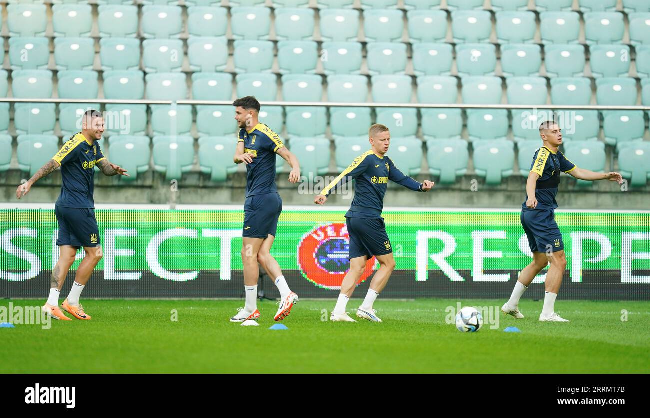 Ukraine's Oleksandr Zinchenko (centre right) and Vitalii Mykolenko