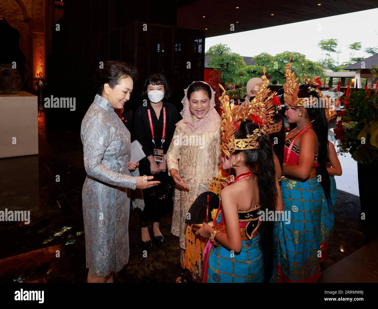 221116 -- BALI, Nov. 16, 2022 -- Peng Liyuan, wife of Chinese President Xi Jinping, chats cordially with local girls in Bali, Indonesia, Nov. 16, 2022. Peng met here on Wednesday afternoon with Indonesian First Lady Iriana Joko Widodo.  INDONESIA-BALI-PENG LIYUAN-INDONESIAN FIRST LADY-MEETING DingxLin PUBLICATIONxNOTxINxCHN Stock Photo