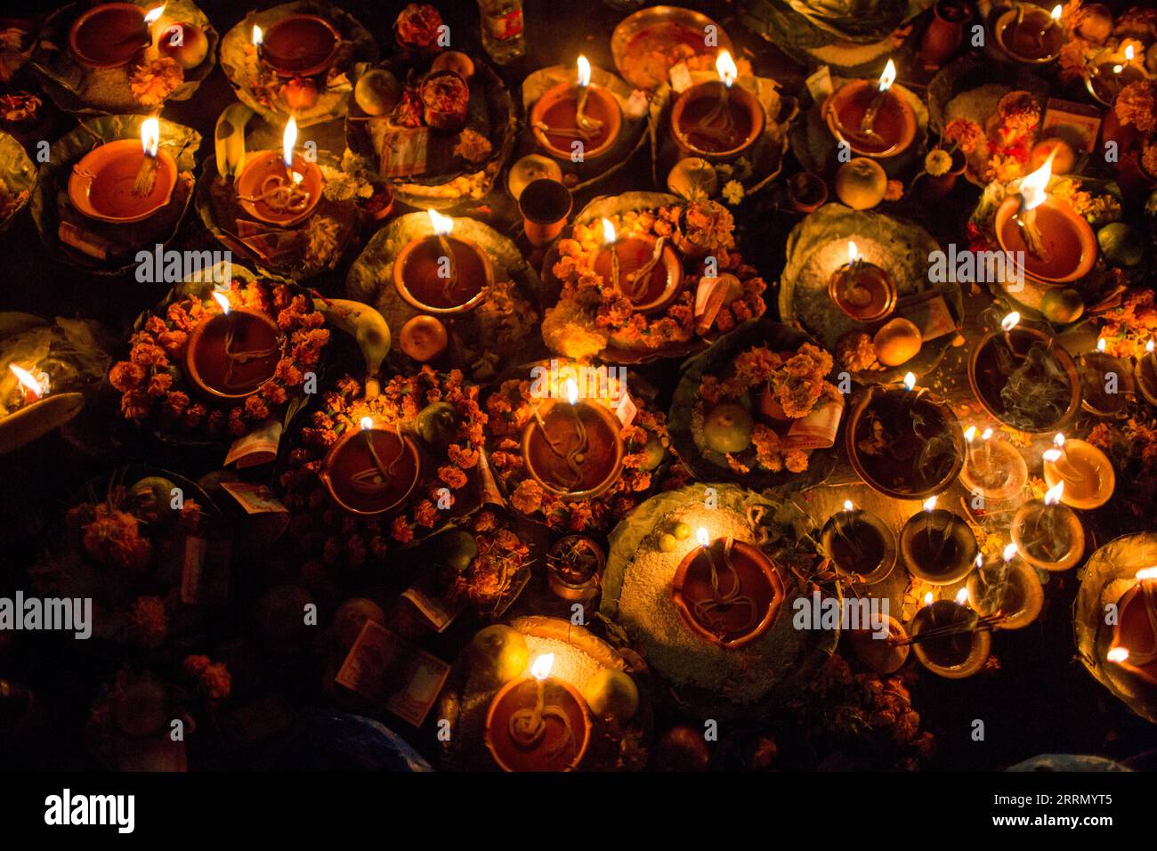 Nepal, Feierlichkeiten zum Bala Chaturdashi Fest 221122 -- KATHMANDU, Nov. 22, 2022 -- Oil lamps and the offerings are pictured during the Bala Chaturdashi Festival at the Pashupatinath Temple in Kathmandu, Nepal, Nov. 21, 2022. Photo by /Xinhua NEPAL-KATHMANDU-BALA CHATURDASHI FESTIVAL SulavxShrestha PUBLICATIONxNOTxINxCHN Stock Photo