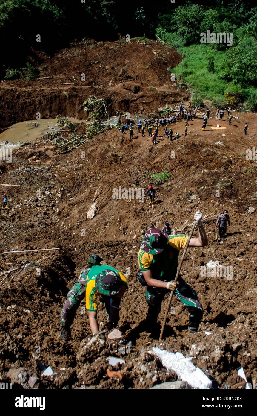 221129 -- WEST JAVA, Nov. 29, 2022 -- Rescuers are seen during search operations after a 5.6-magnitude earthquake in Cianjur, West Java, Indonesia, Nov. 29, 2022. The earthquake that hit Indonesia s province of West Java last week left more than 300 people dead, 7,729 injured and 73,693 people displaced. Photo by /Xinhua INDONESIA-WEST JAVA-EARTHQUAKE-RESCUE SeptianjarxMuharam PUBLICATIONxNOTxINxCHN Stock Photo
