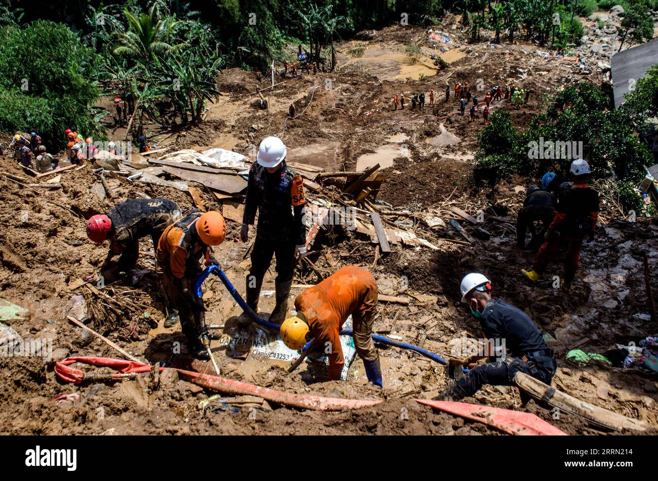 221129 -- WEST JAVA, Nov. 29, 2022 -- Rescuers are seen during search operations after a 5.6-magnitude earthquake in Cianjur, West Java, Indonesia, Nov. 29, 2022. The earthquake that hit Indonesia s province of West Java last week left more than 300 people dead, 7,729 injured and 73,693 people displaced. Photo by /Xinhua INDONESIA-WEST JAVA-EARTHQUAKE-RESCUE SeptianjarxMuharam PUBLICATIONxNOTxINxCHN Stock Photo