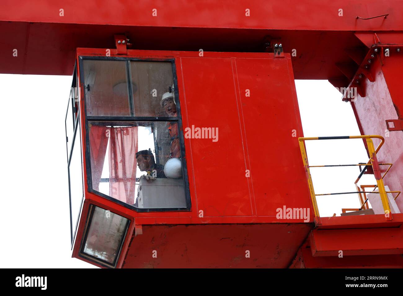 221226 JERUSALEM Dec 26 2022 Construction workers work at the
