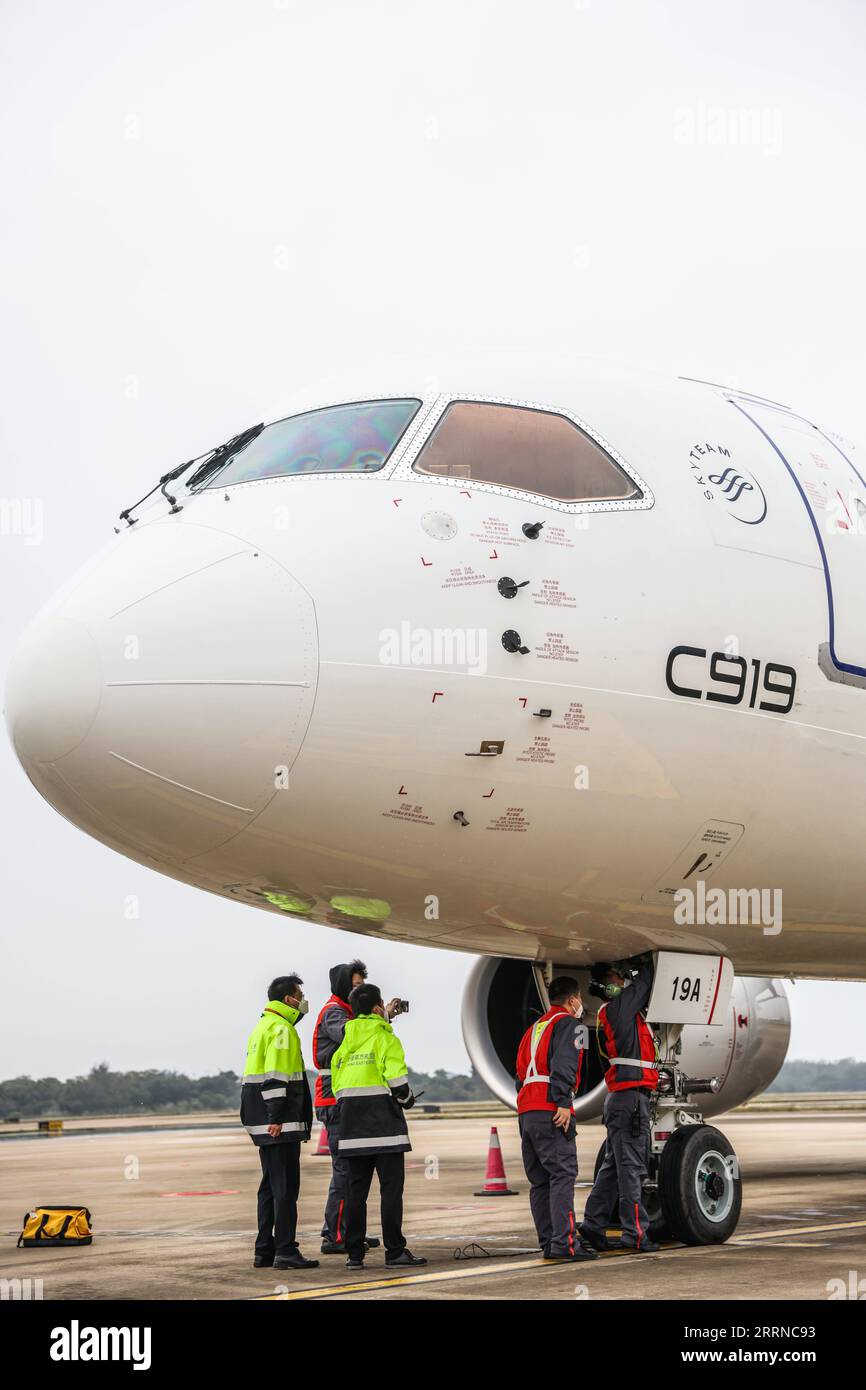 230102 -- HAIKOU, Jan. 2, 2023 -- Technicians check a C919 large ...