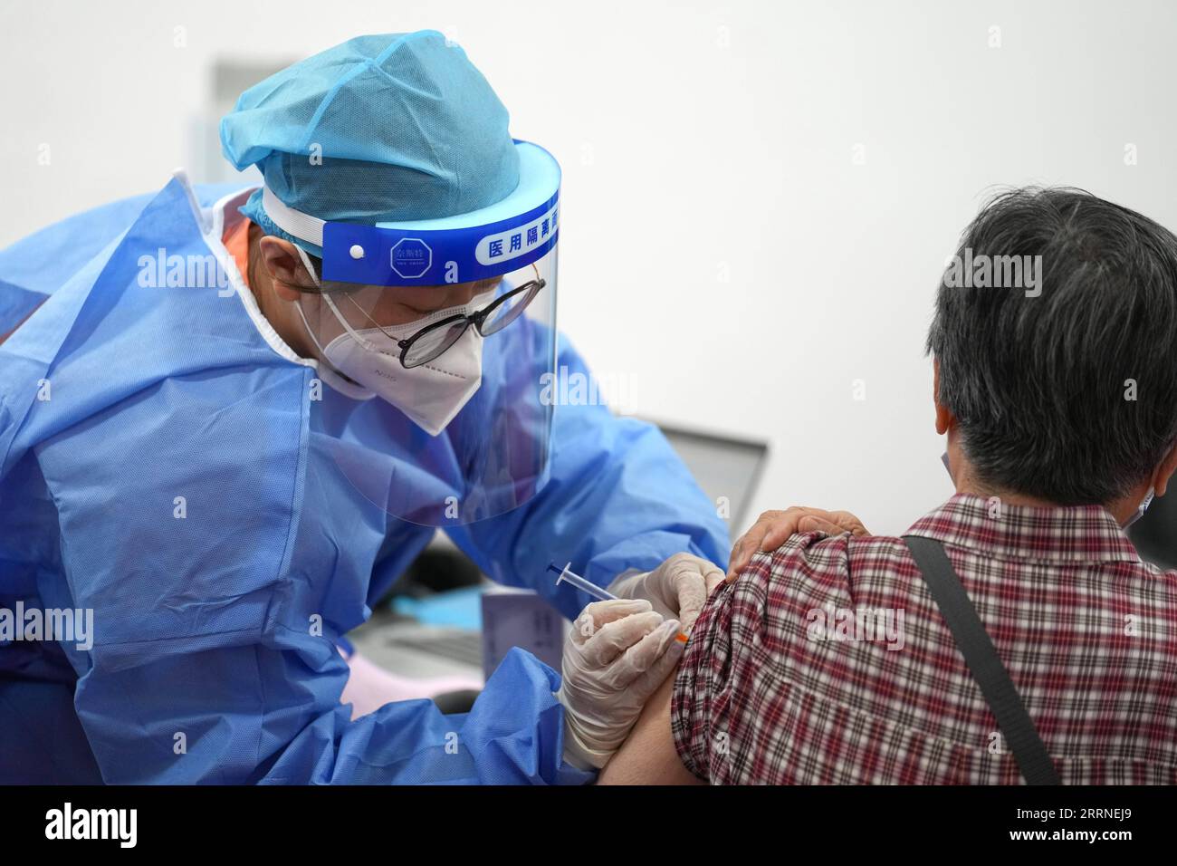 230107 -- BEIJING, Jan. 7, 2023 -- A medical worker injects a booster shot of COVID-19 vaccine for a resident at Aoyuncun Subdistrict in Chaoyang District, Beijing, capital of China, July 13, 2022.  Xinhua Headlines: Six fallacies and truths about China s epidemic control JuxHuanzong PUBLICATIONxNOTxINxCHN Stock Photo