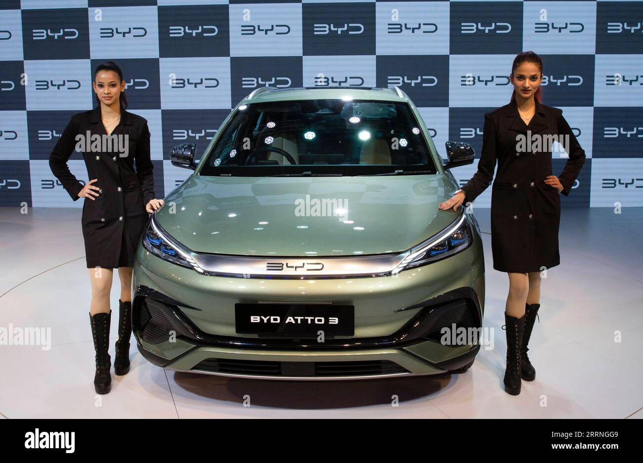 230111 -- NEW DELHI, Jan. 11, 2023 -- Models stand next to a BYD Atto 3 car during the Auto Expo 2023 in the outskirts of New Delhi, India, Jan. 11, 2023.  INDIA-NEW DELHI-AUTO EXPO JavedxDar PUBLICATIONxNOTxINxCHN Stock Photo